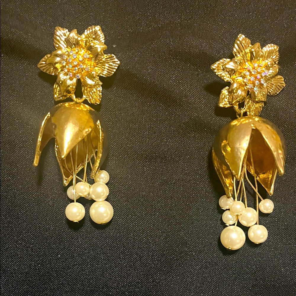 Elegant Gold Floral Drop Earrings